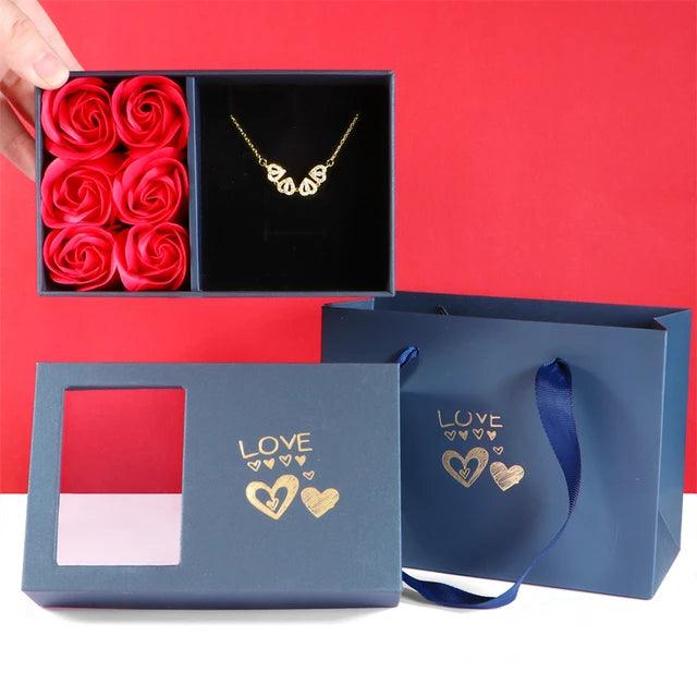 Colar Trevo do Amor Buzz®️ + Caixa com 6 Rosas - Envio Imediato